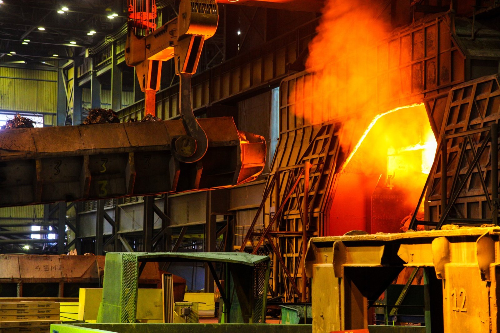 Processo siderúrgico com metal incandescente em usina